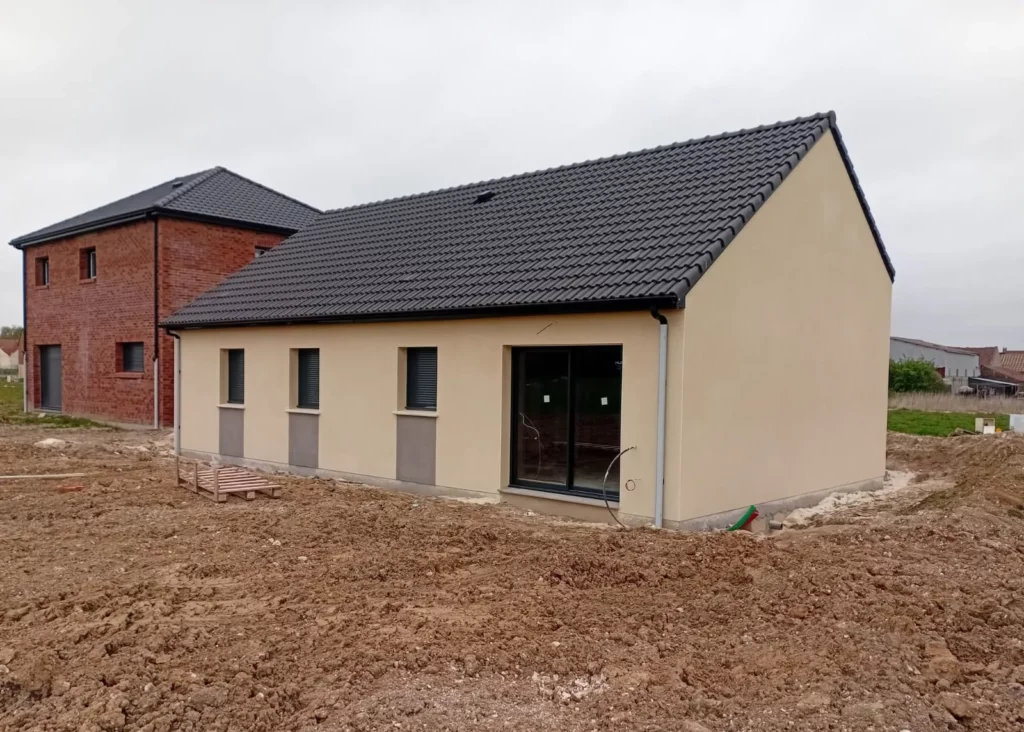 Façade arrière d'une maison neuve avec baie vitrée et fenêtres gris anthracite, pose MD Menuiserie dans le Nord-Pas-de-Calais