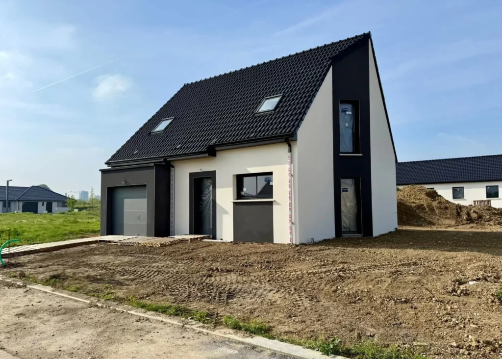 Maison neuve à étage avec menuiseries extérieures gris anthracite posées par MD Menuiserie dans le Nord-Pas-de-Calais